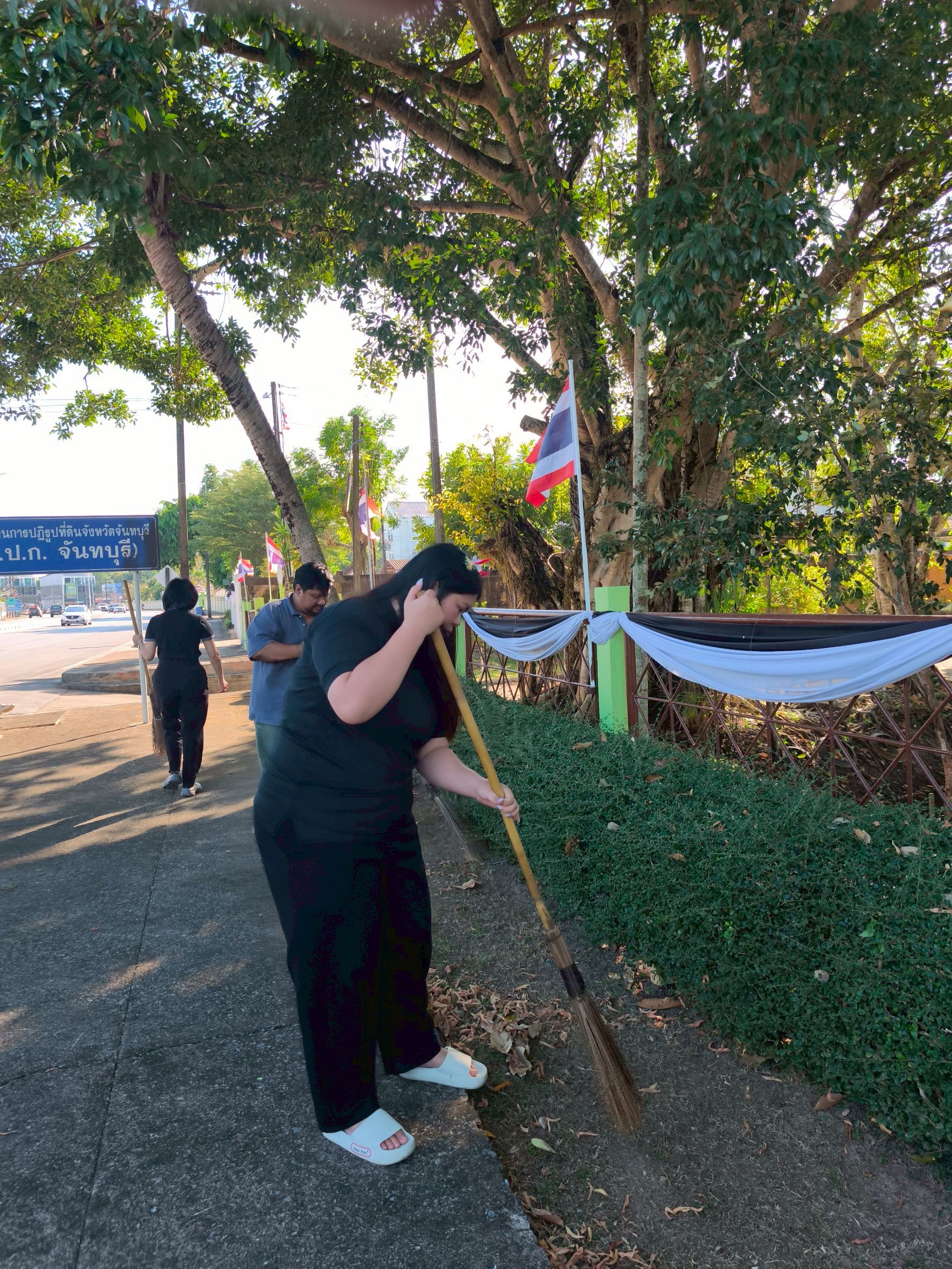 title - ส.ป.ก. จันทบุรี จัดกิจกรรมจิตอาสาบำเพ็ญสาธารณประโยชน์และบำเพ็ญสาธารณกุศล เนื่องในวันคล้ายวันพระบรมราชสมภพ พระบาทสมเด็จพระบรมชนกาธิเบศร มหาภูมิพลอดุลยเดชมหาราช บรมนาถบพิตร และวันพ่อแห่งชาติ 5 ธันวาคม 2568 และกิจกรรมรวมพลังแห่งความภักดี